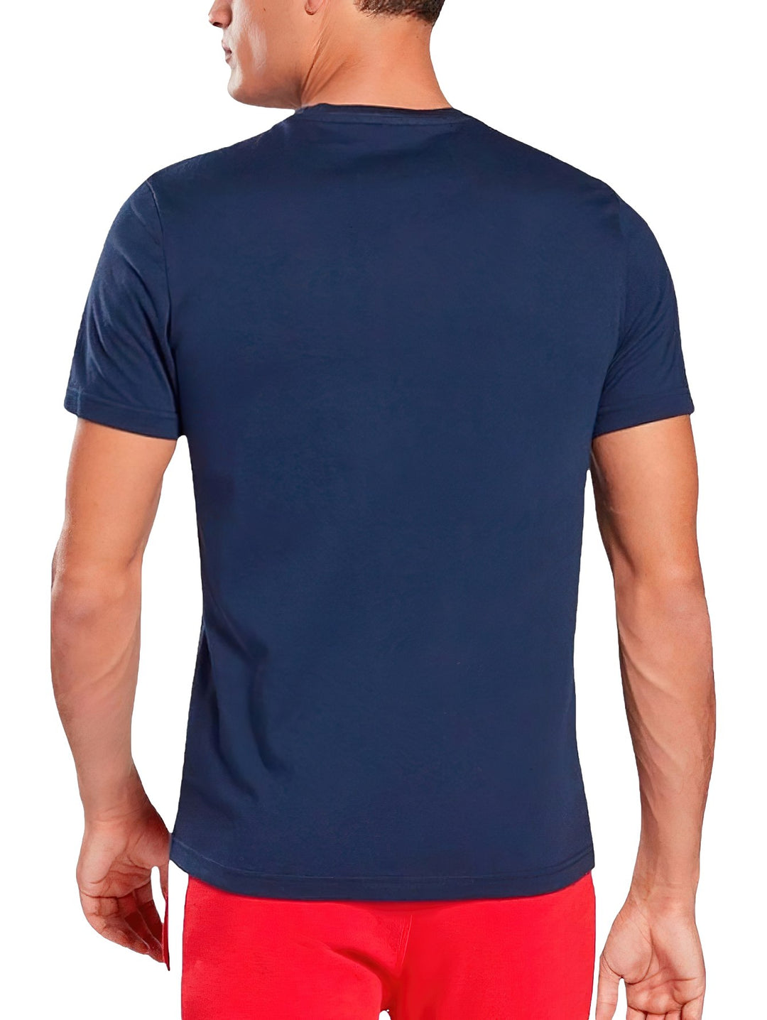 Hombre vistiendo una playera Reebok de color azul marino con logotipo blanco en el pecho.