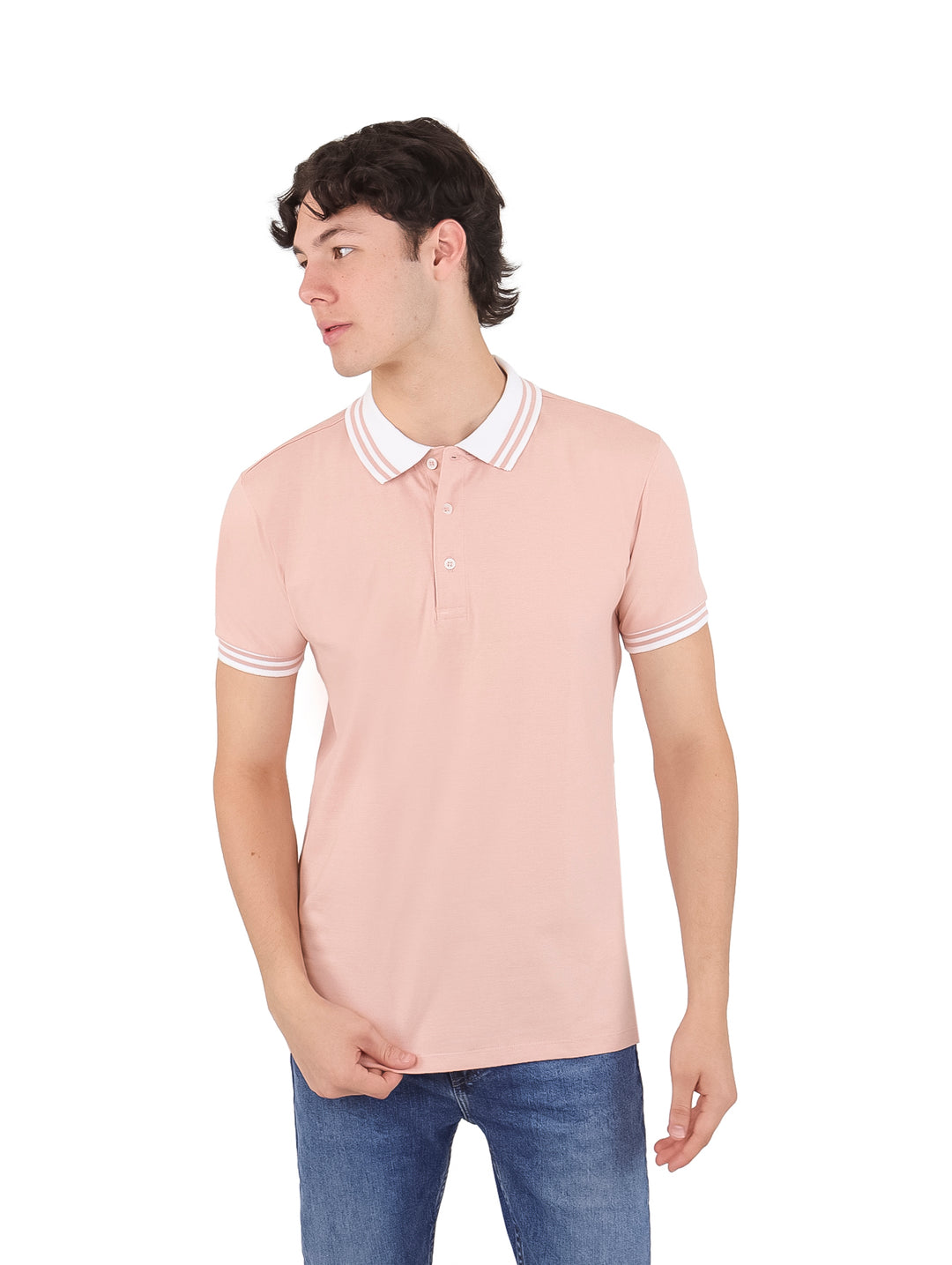 Hombre vistiendo playera polo color salmón con detalles blancos en el cuello y puños.