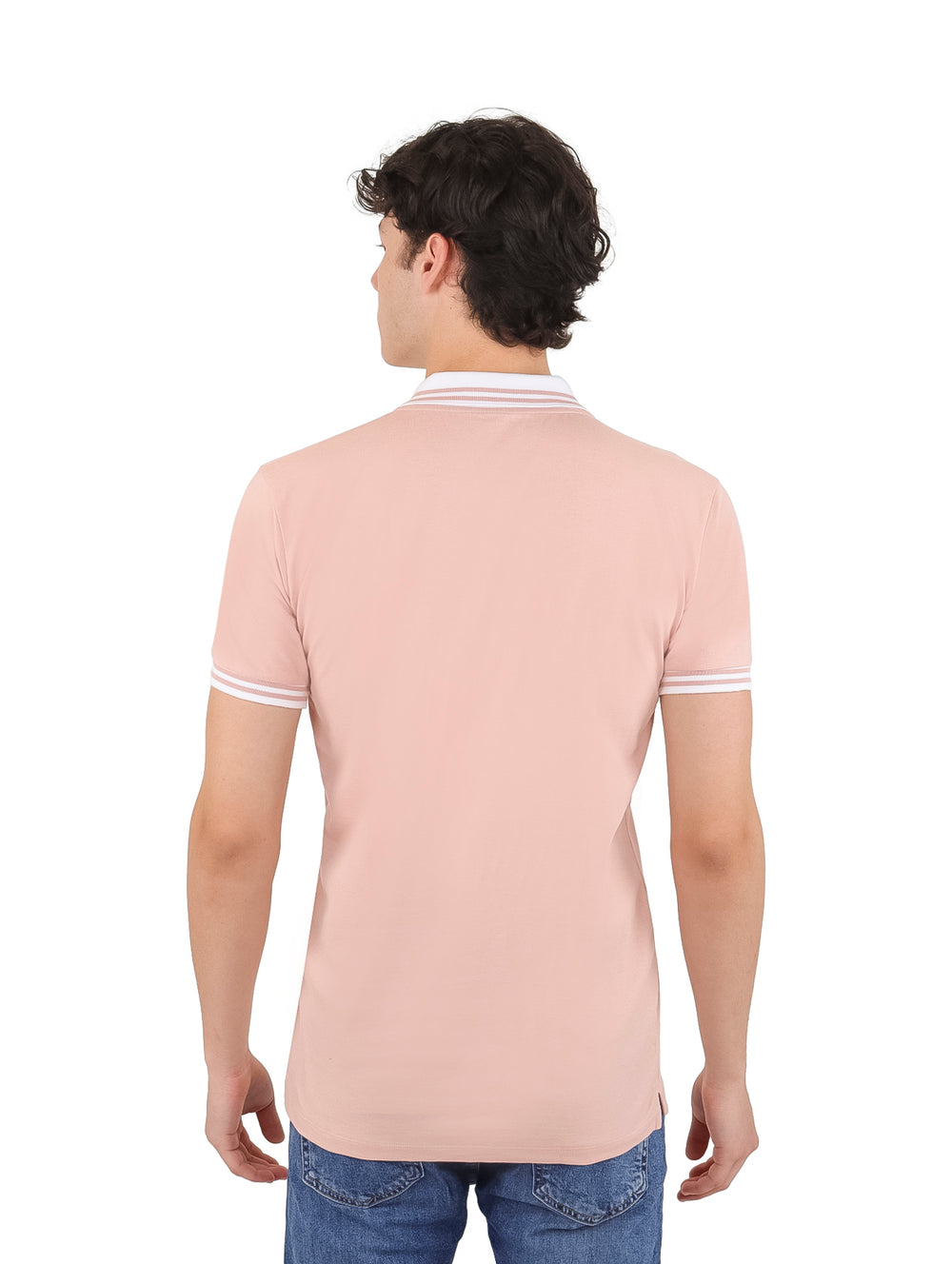 Hombre vistiendo playera polo color salmón con detalles blancos en el cuello y puños.