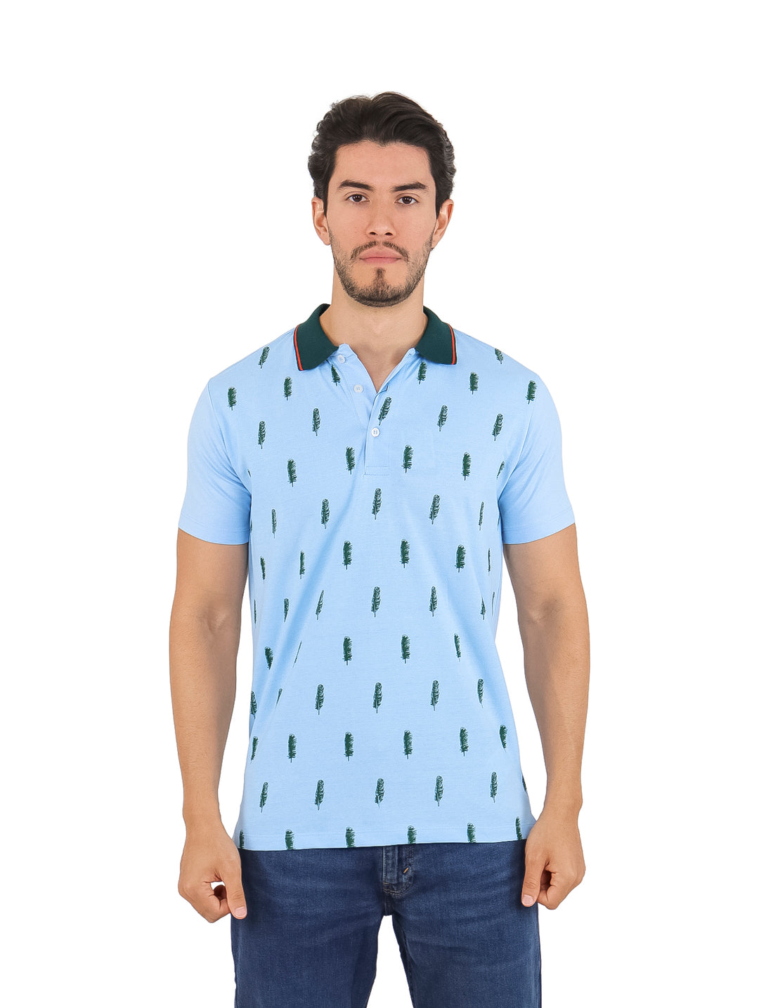 Playera polo azul claro con estampado verde y cuello en contraste, vestida por un hombre.