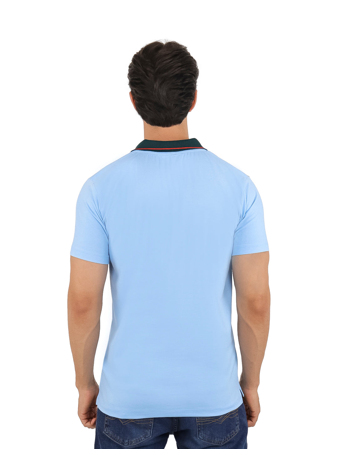 Playera polo azul claro con estampado verde y cuello en contraste, vestida por un hombre.