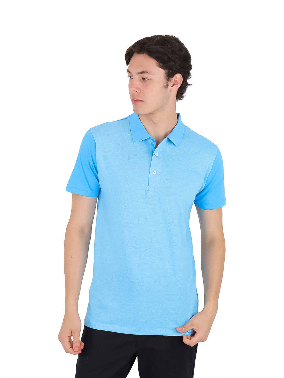 Hombre vistiendo una playera polo de color turquesa con cuello y manga corta.