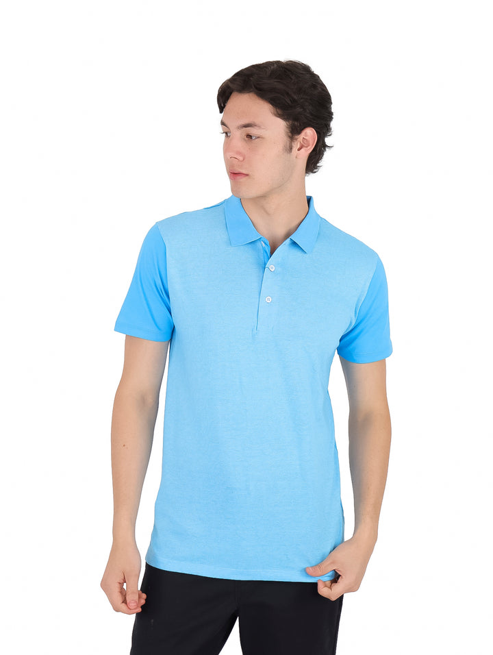 Hombre vistiendo una playera polo de color turquesa con cuello y manga corta.