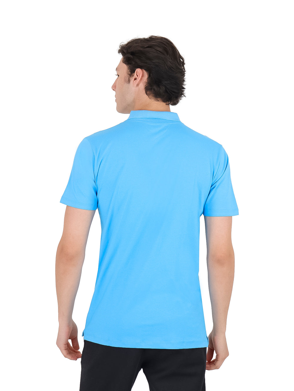 Hombre vistiendo una playera polo de color turquesa con cuello y manga corta.