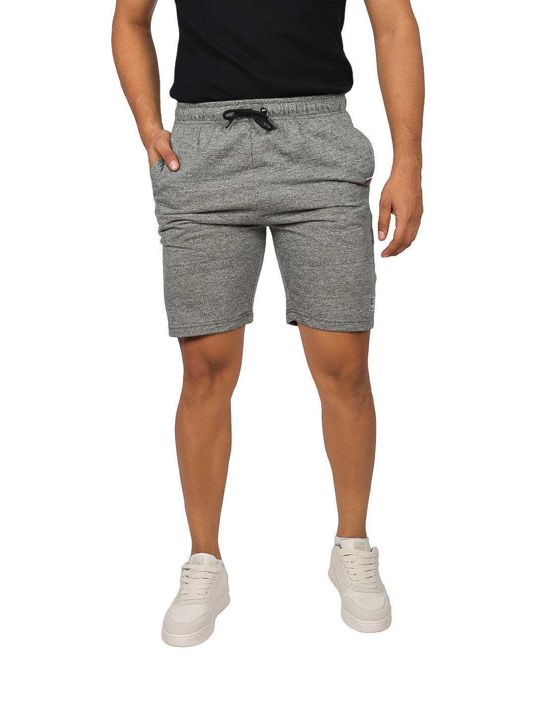 Hombre vistiendo shorts de color gris oscuro con cordón ajustable en la cintura.