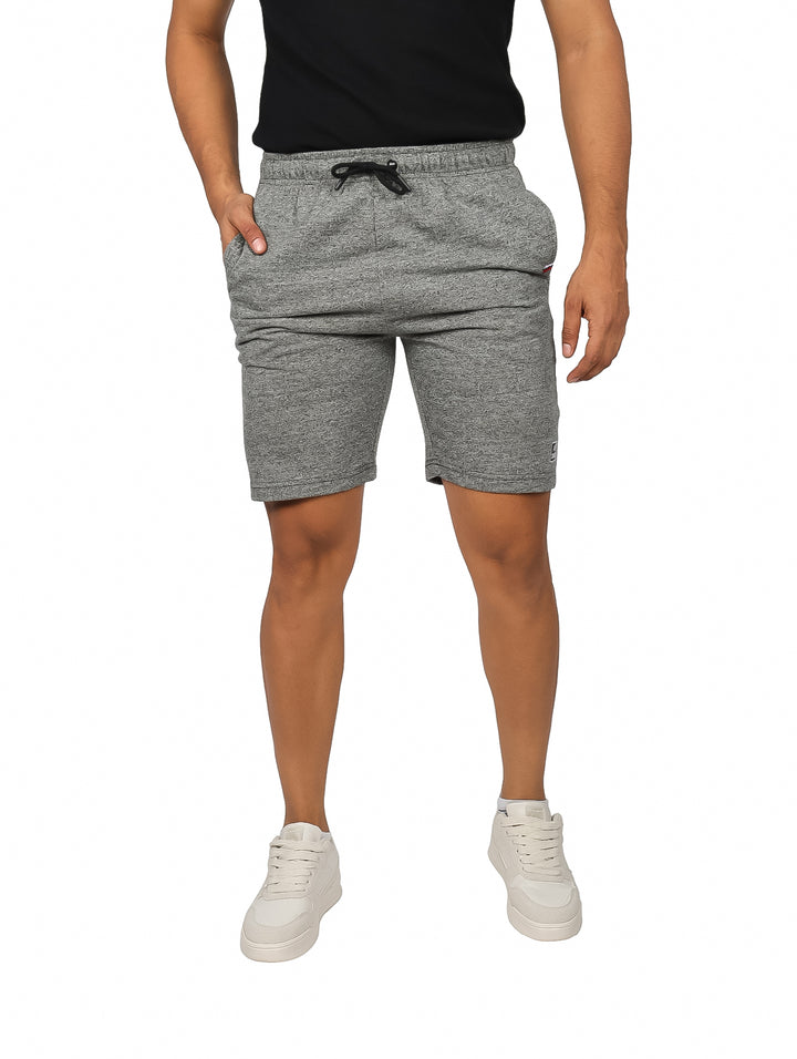 Hombre vistiendo shorts de color gris oscuro con cordón ajustable en la cintura.