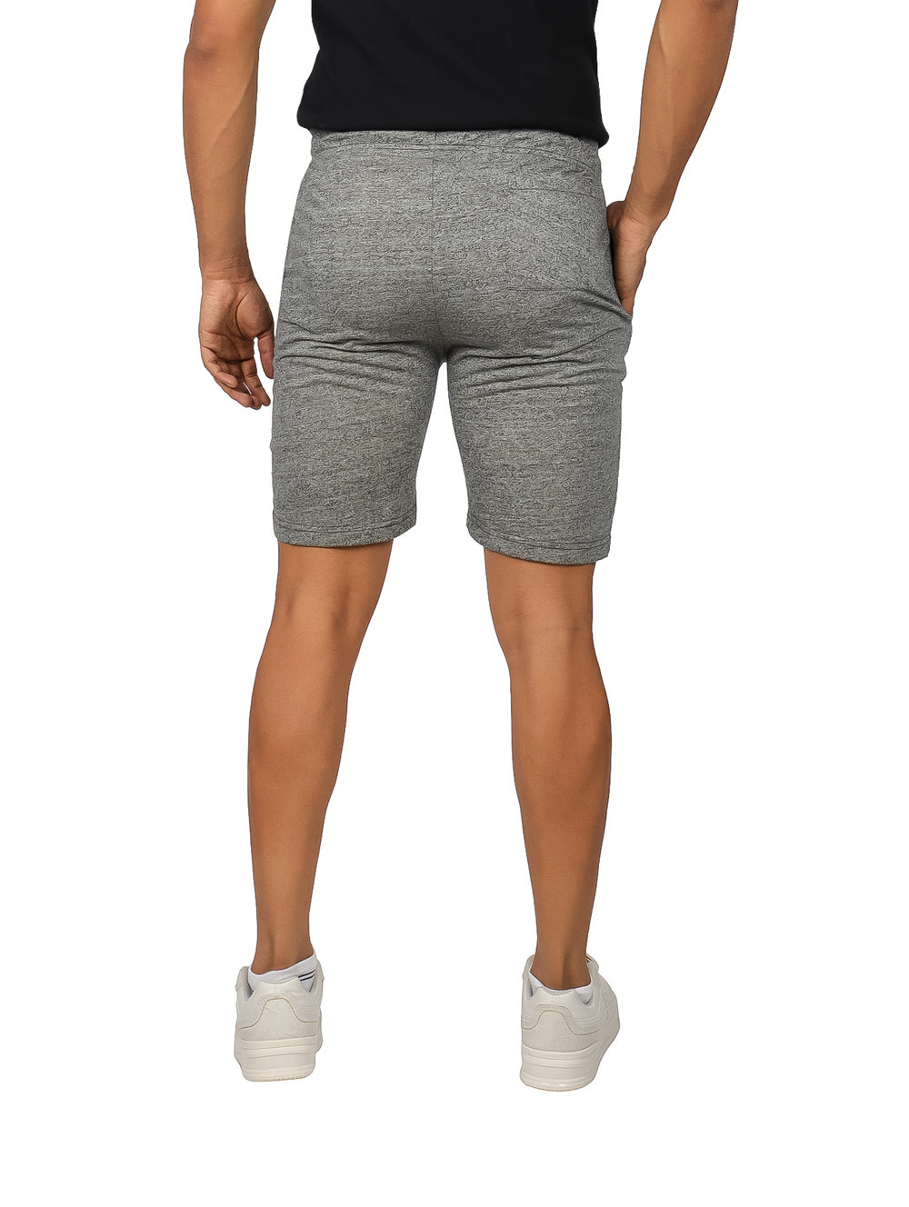 Hombre vistiendo shorts de color gris oscuro con cordón ajustable en la cintura.