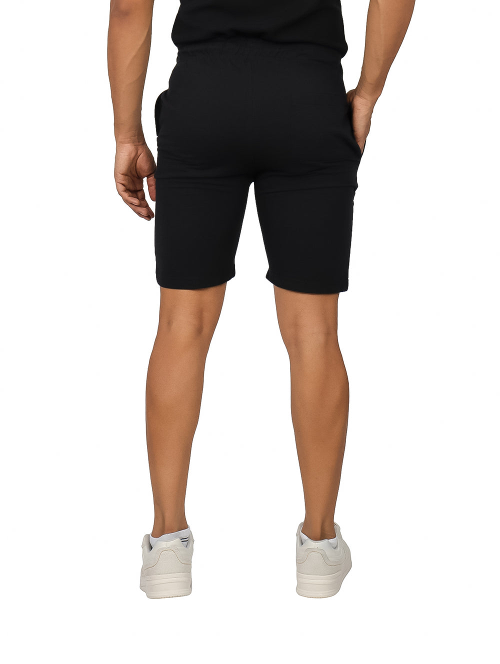 Hombre vistiendo shorts cortos de color negro con cordón ajustable en la cintura.
