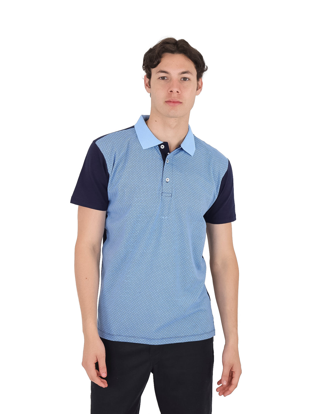 Hombre vistiendo playera polo azul claro con mangas azul marino y cuello.