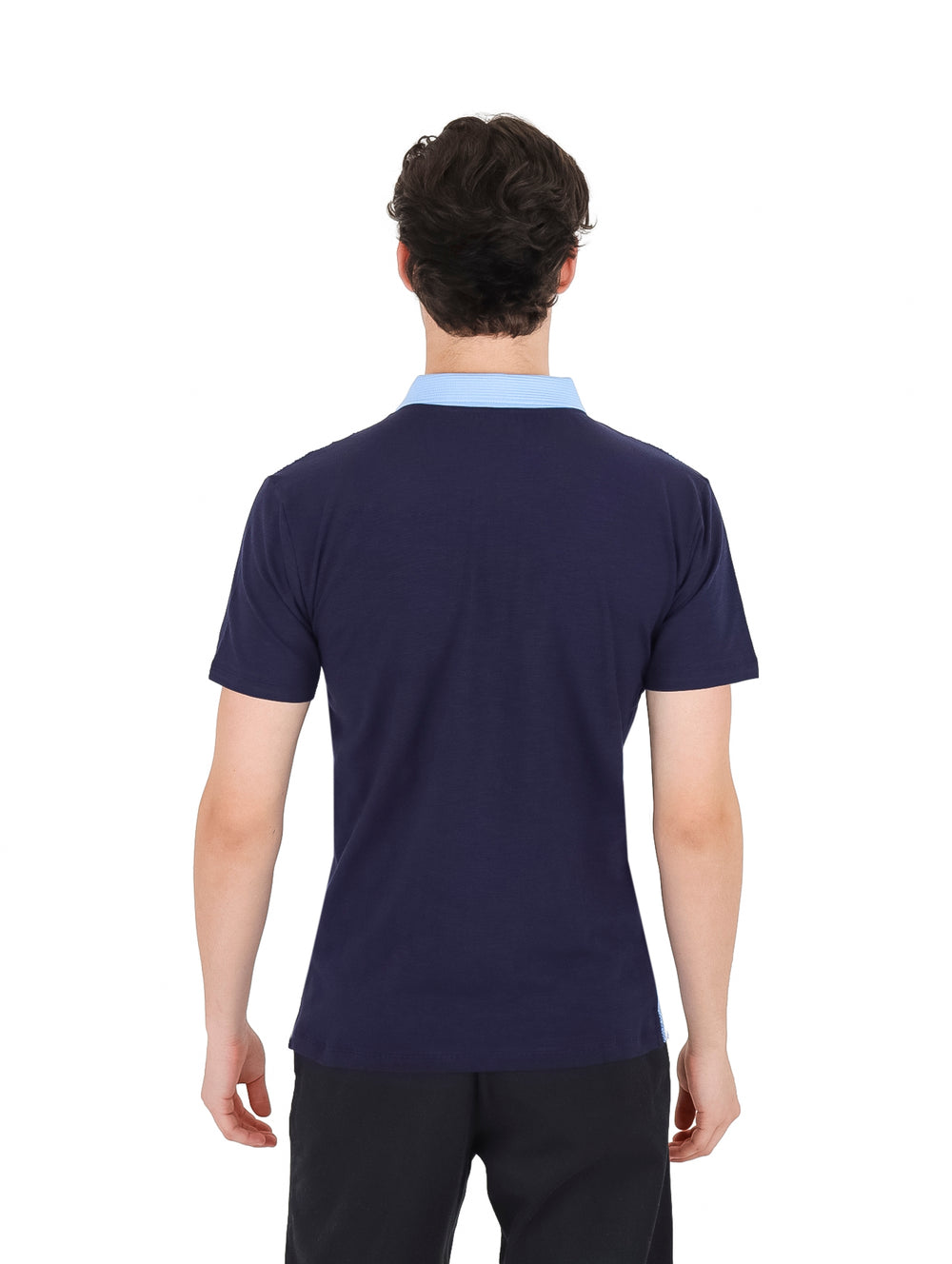 Hombre vistiendo playera polo azul claro con mangas azul marino y cuello.