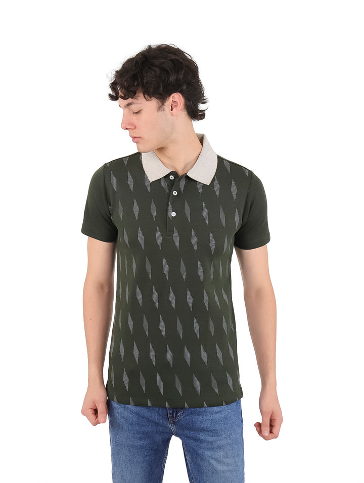 Hombre vistiendo playera polo color olivo con estampado de rombos grises y cuello beige.