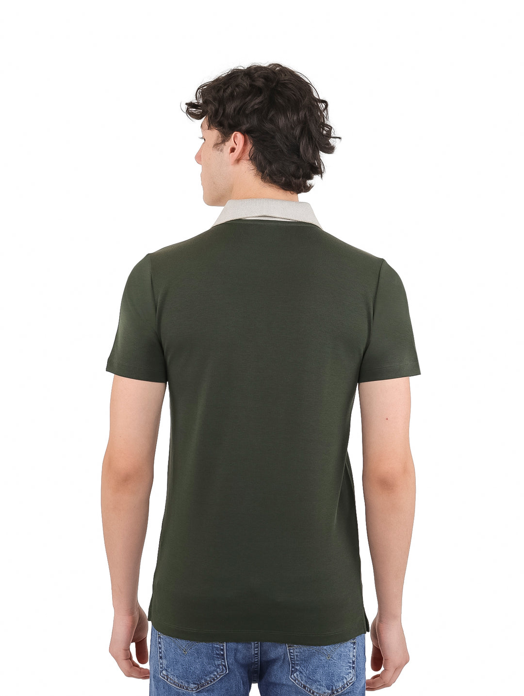 Hombre vistiendo playera polo color olivo con estampado de rombos grises y cuello beige.