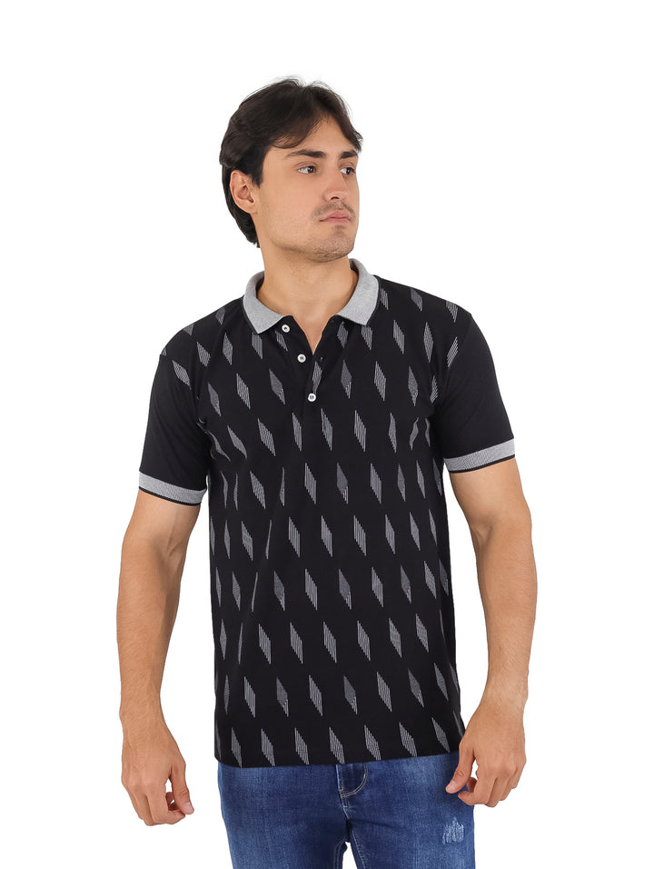 Playera polo color marino con estampado geométrico blanco y detalles en gris en el cuello y puños.