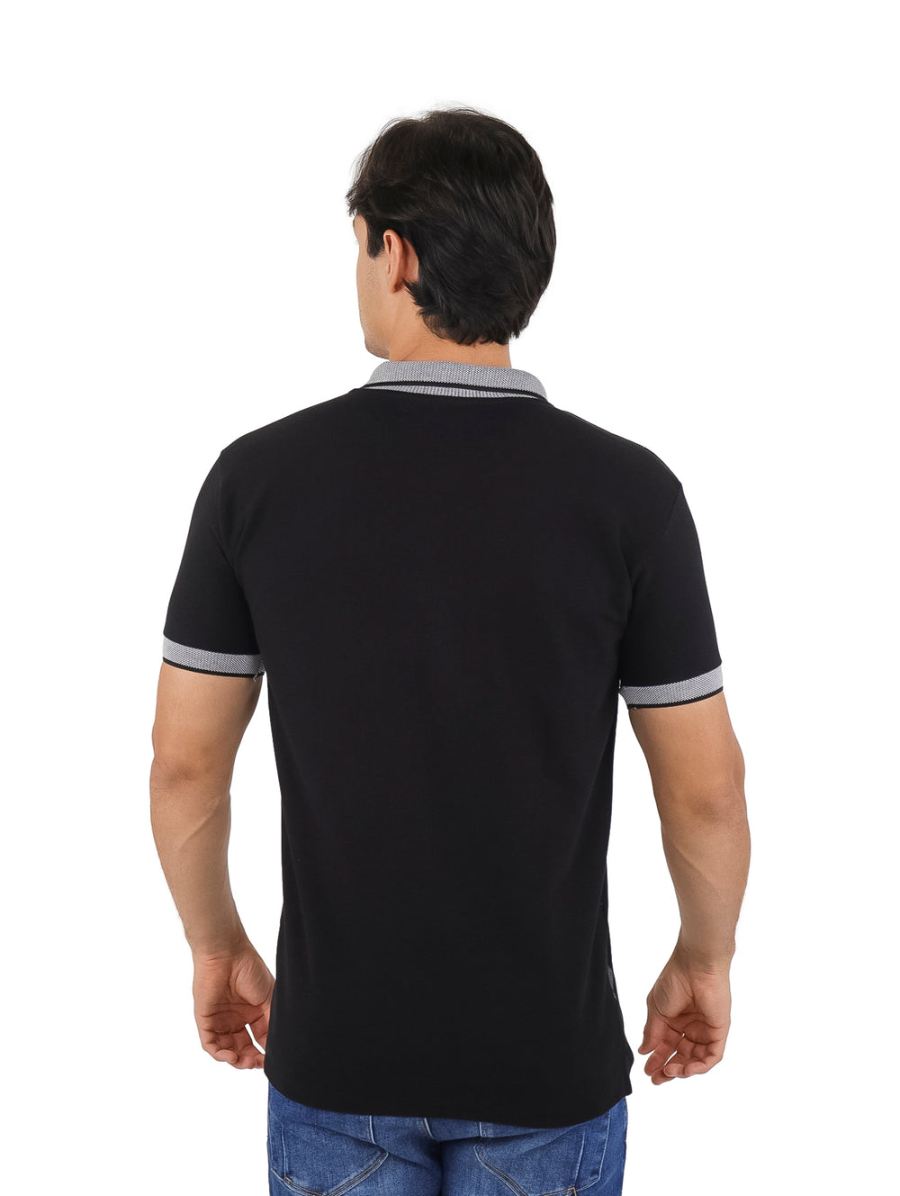 Playera polo color marino con estampado geométrico blanco y detalles en gris en el cuello y puños.