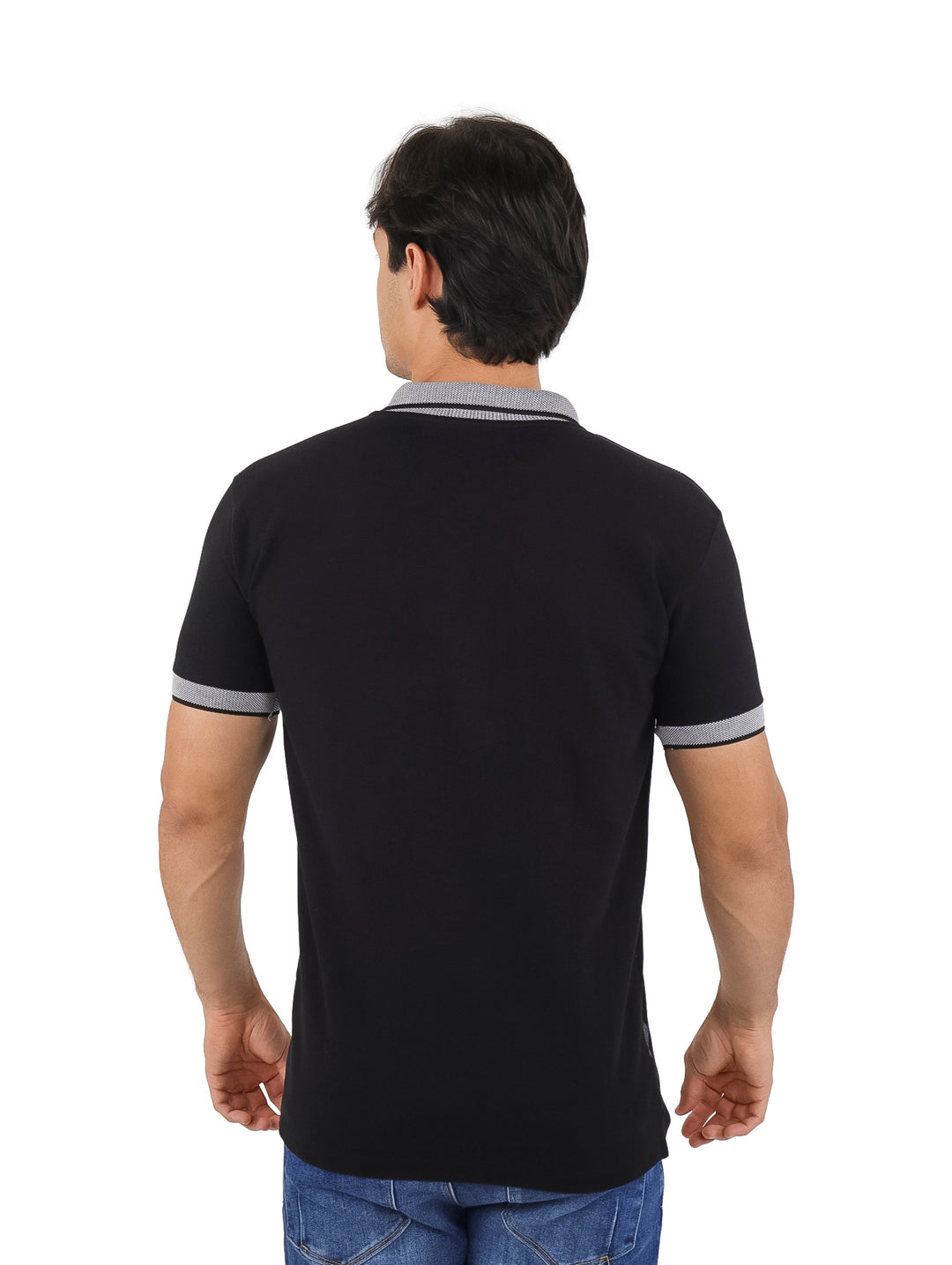 Playera polo color marino con estampado geométrico blanco y detalles en gris en el cuello y puños.