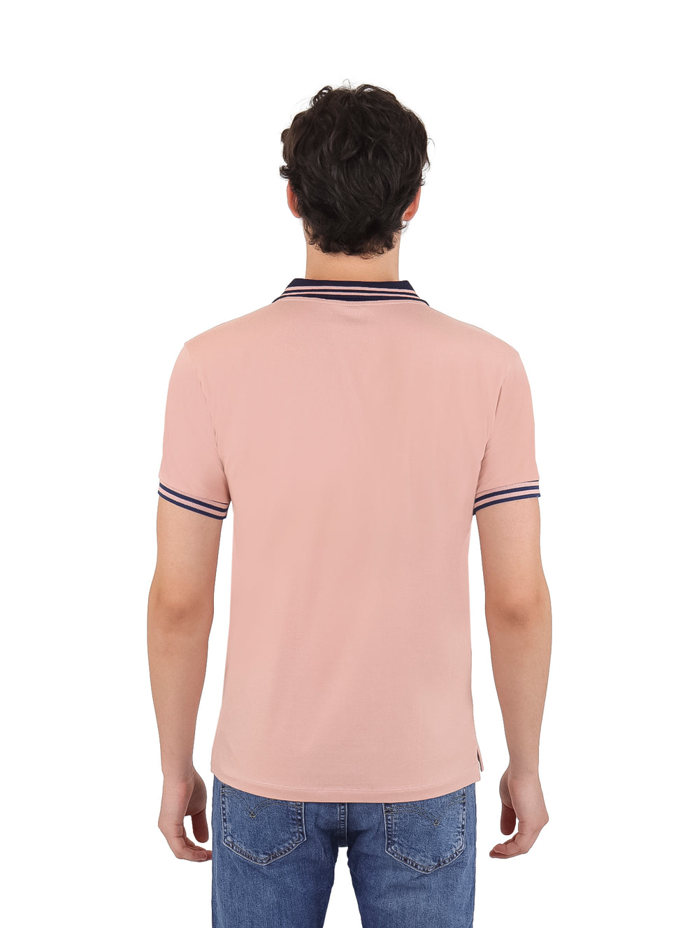 Hombre vistiendo playera polo color salmón con detalles en azul marino en el cuello y puños de las mangas.