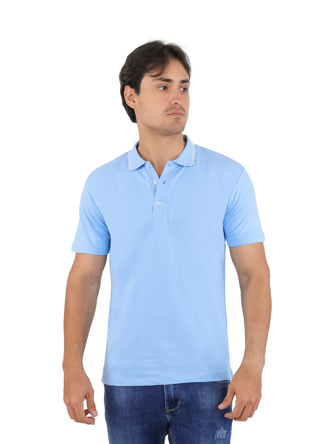 Hombre vistiendo una playera polo de color azul claro con detalles blancos en el cuello.