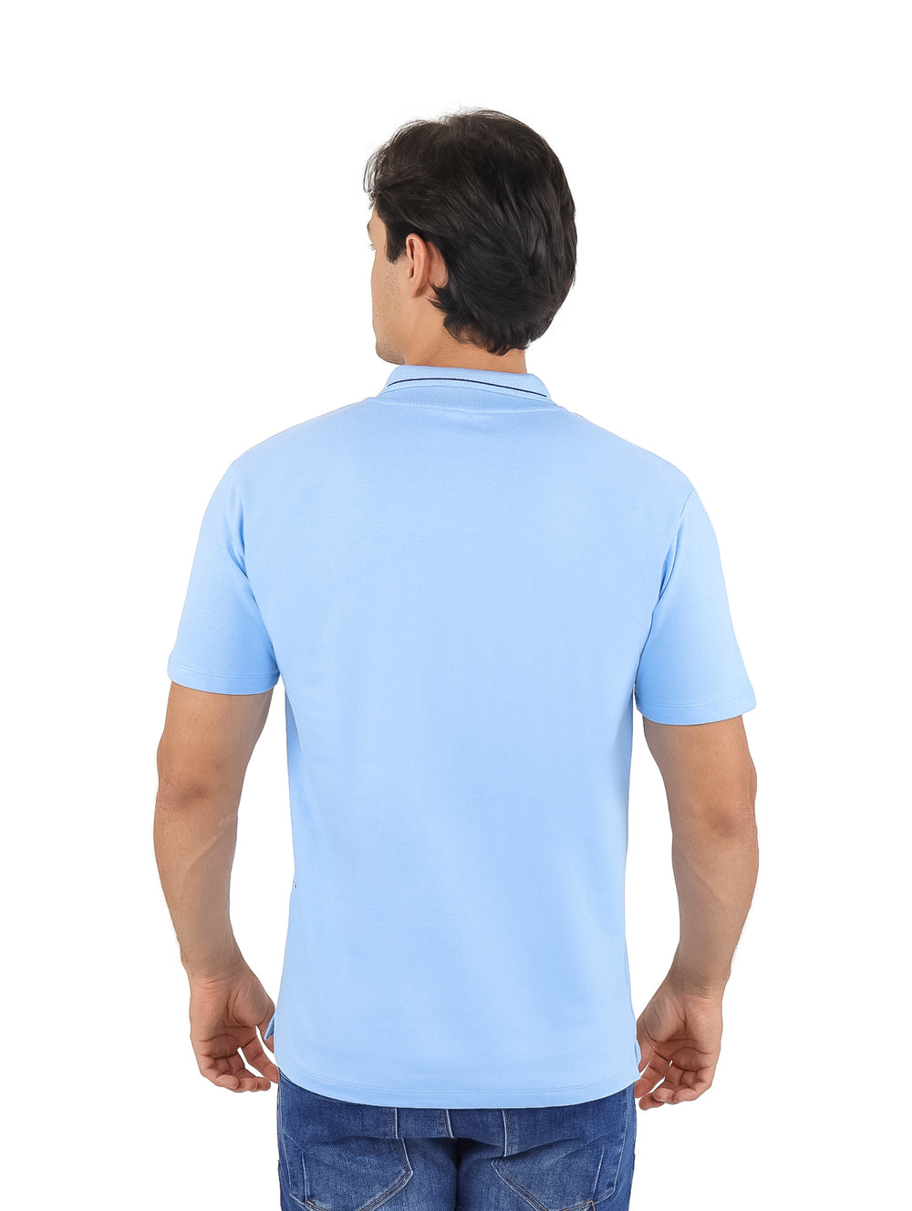 Hombre vistiendo una playera polo de color azul claro con detalles blancos en el cuello.