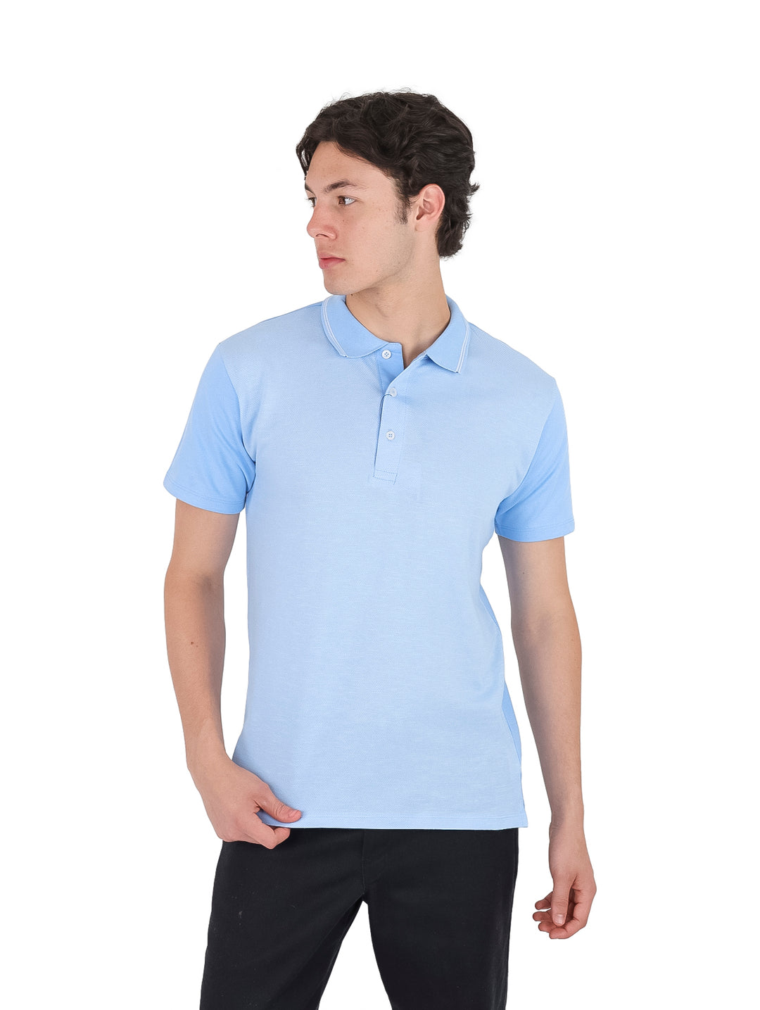 Hombre vistiendo una playera polo de color azul claro con cuello y manga corta.