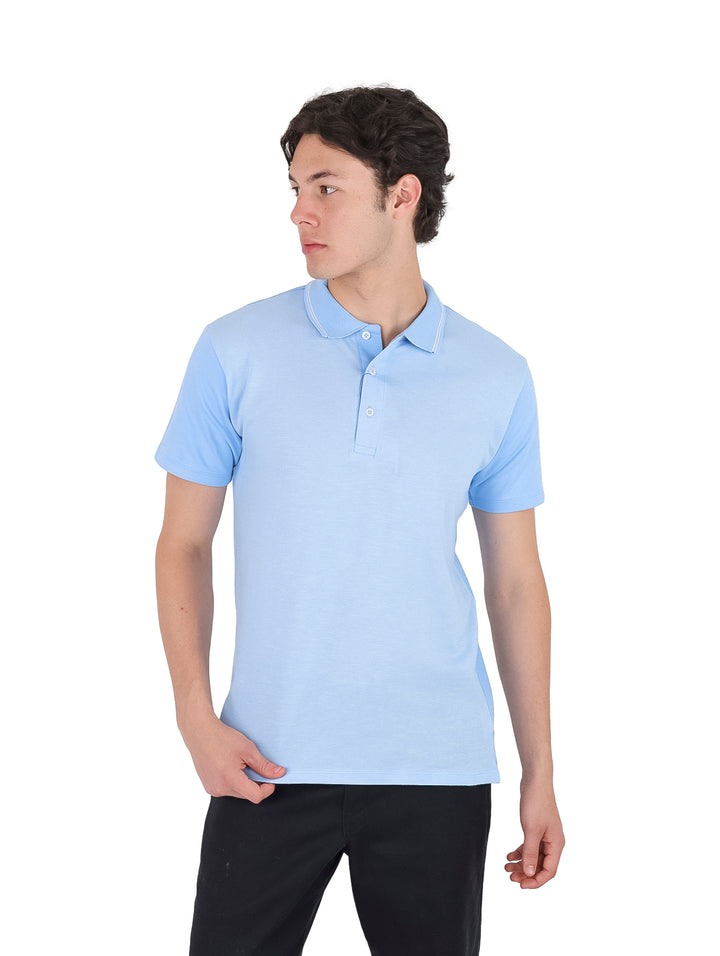 Hombre vistiendo una playera polo de color azul claro con cuello y manga corta.