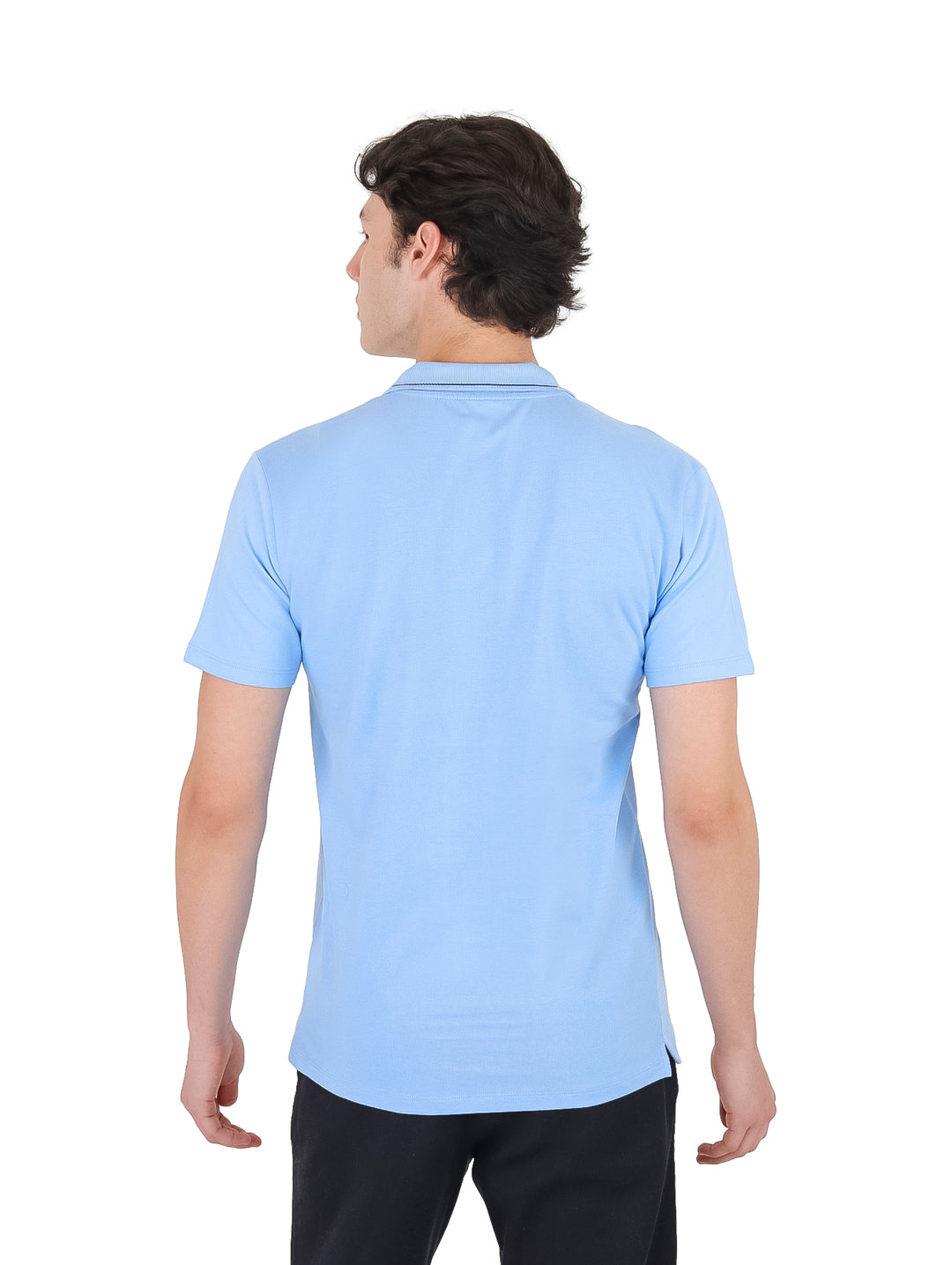 Hombre vistiendo una playera polo de color azul claro con cuello y manga corta.