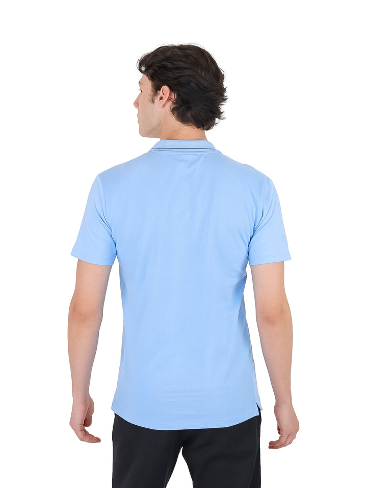 Hombre vistiendo una playera polo de color azul claro con cuello y manga corta.