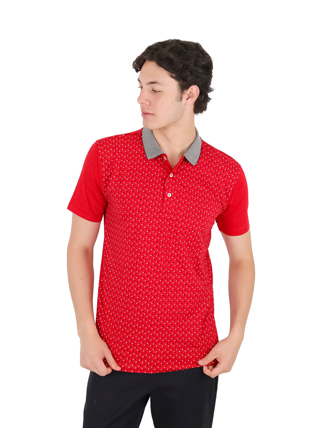 Hombre vistiendo playera polo roja con estampado de puntos blancos y cuello gris.