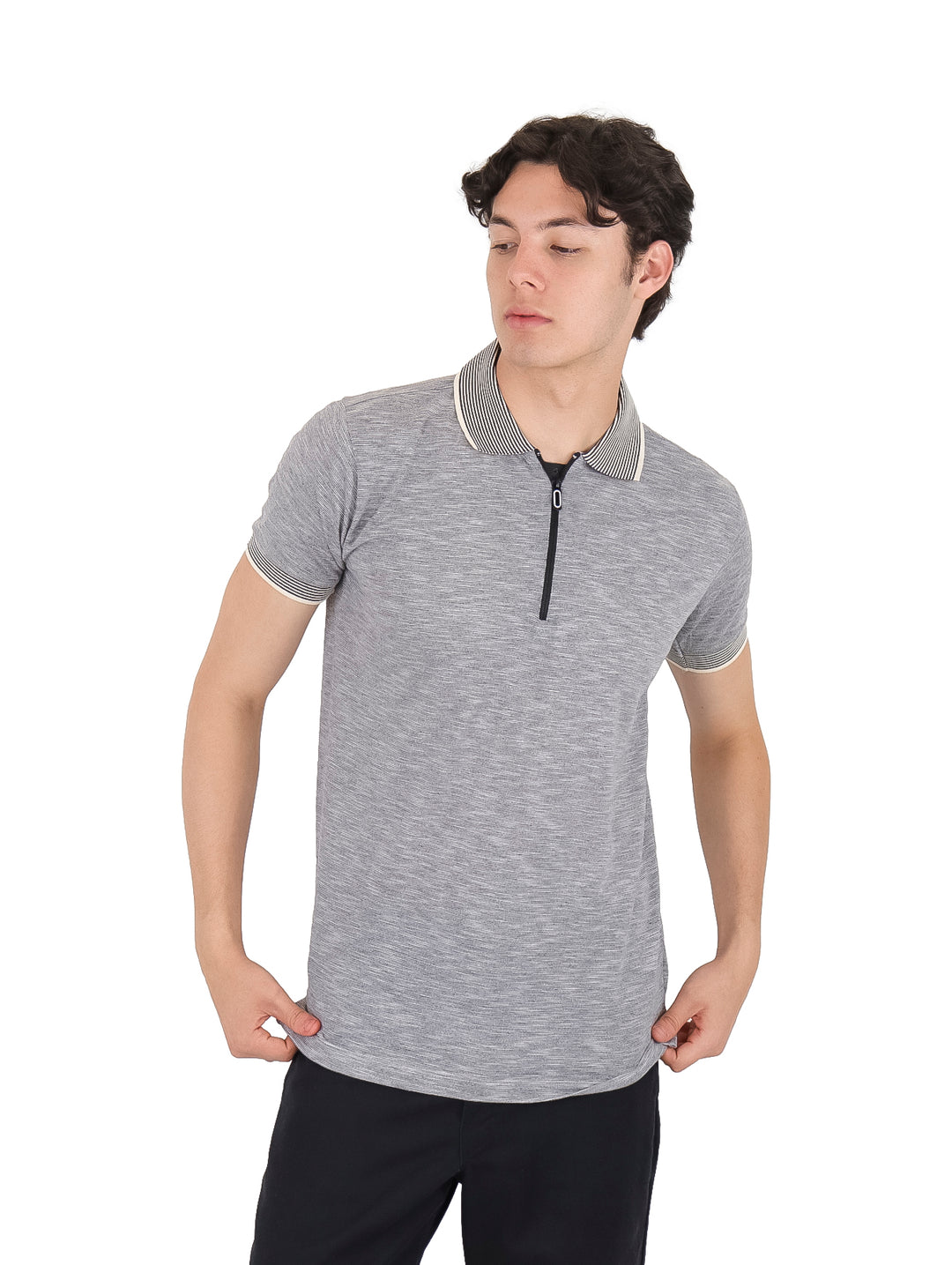Hombre vistiendo playera polo color gris jaspe con cuello a rayas y cierre frontal.