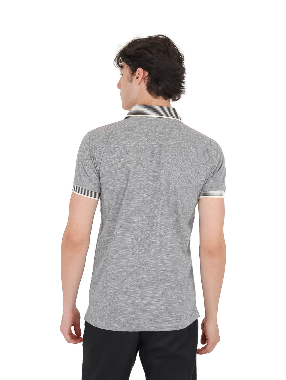 Hombre vistiendo playera polo color gris jaspe con cuello a rayas y cierre frontal.