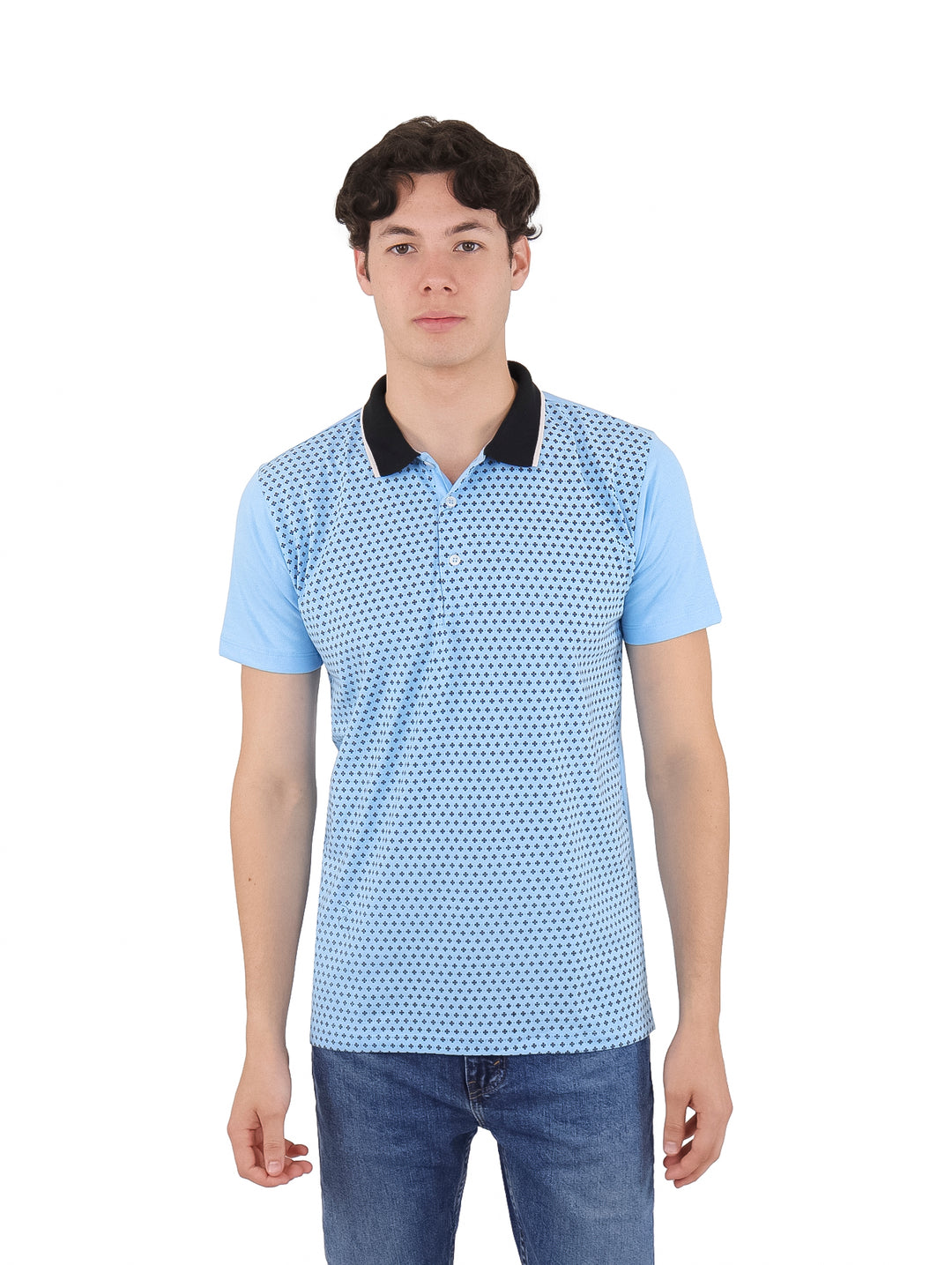 Hombre vistiendo playera polo azul estampada con cuello negro.