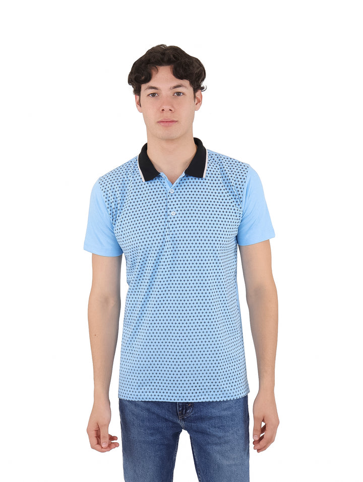 Hombre vistiendo playera polo azul estampada con cuello negro.