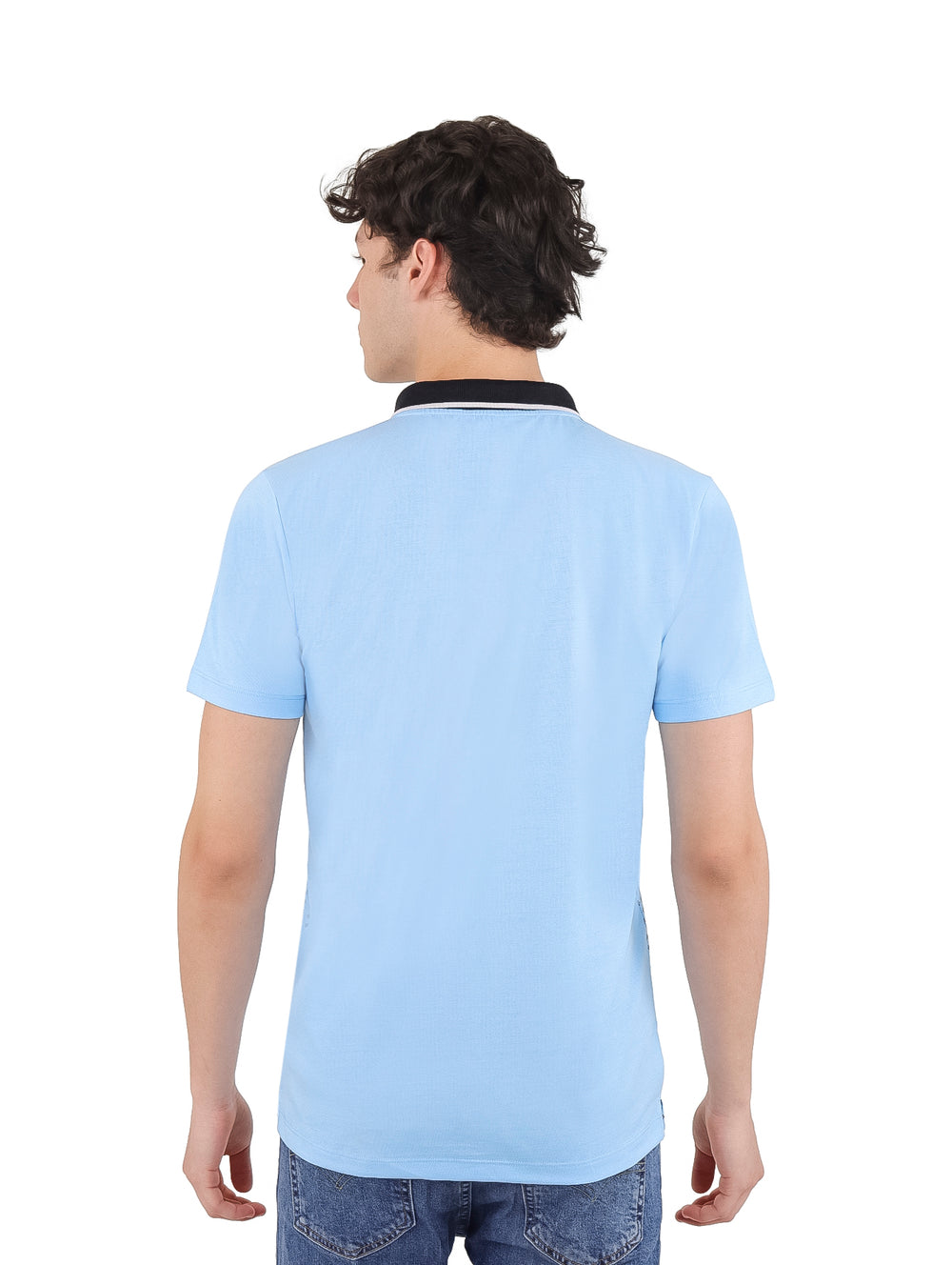 Hombre vistiendo playera polo azul estampada con cuello negro.