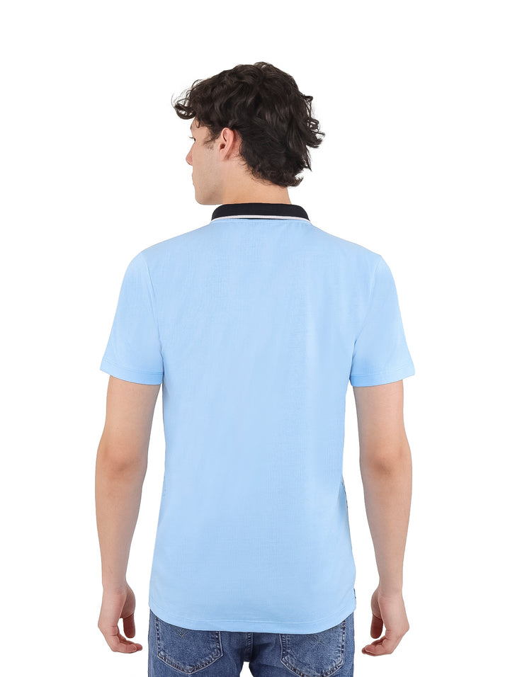 Hombre vistiendo playera polo azul estampada con cuello negro.