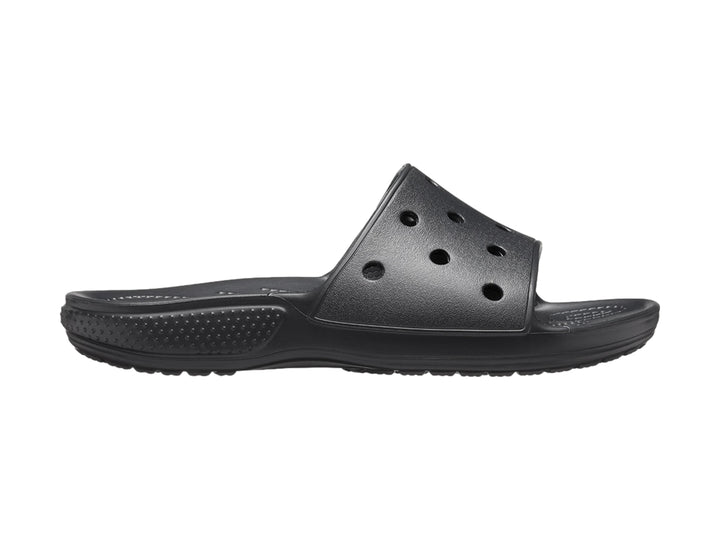 Sandalia Crocs color negro con perforaciones en la parte superior y suela texturizada.