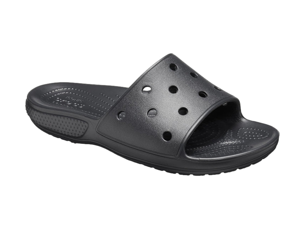 Sandalia Crocs color negro con perforaciones en la parte superior y suela texturizada.
