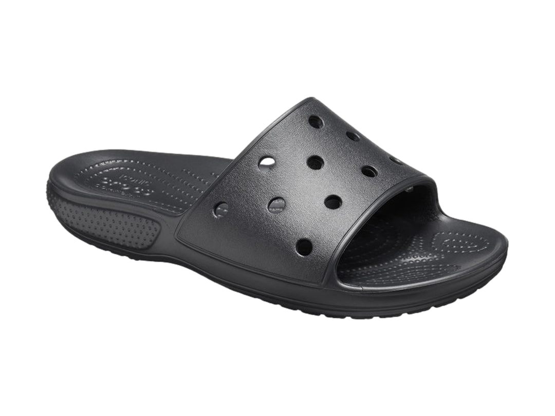 Sandalia Crocs color negro con perforaciones en la parte superior y suela texturizada.