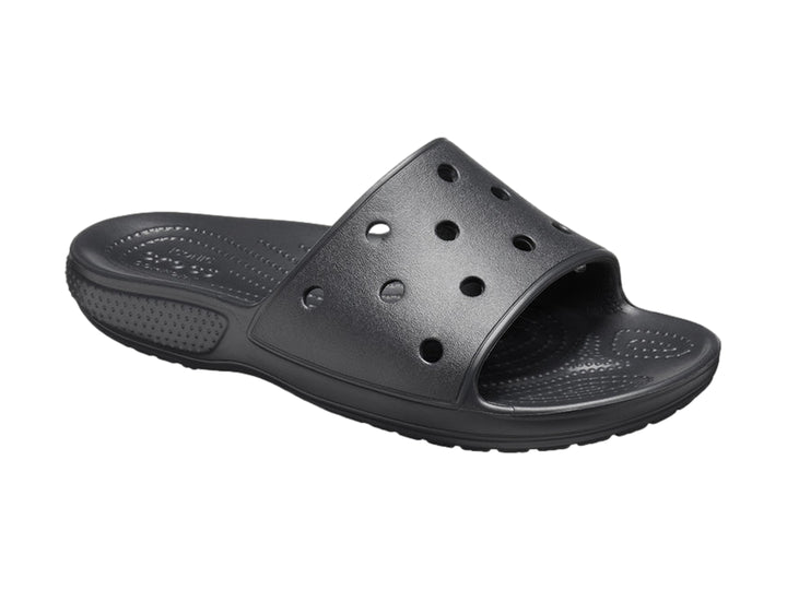 Sandalia Crocs color negro con perforaciones en la parte superior y suela texturizada.