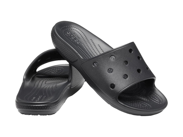 Sandalia Crocs color negro con perforaciones en la parte superior y suela texturizada.