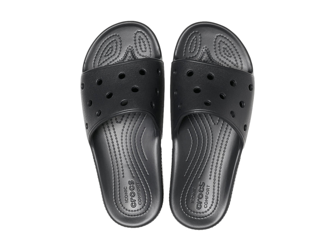 Sandalia Crocs color negro con perforaciones en la parte superior y suela texturizada.