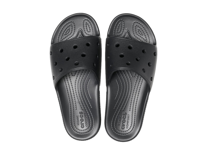 Sandalia Crocs color negro con perforaciones en la parte superior y suela texturizada.