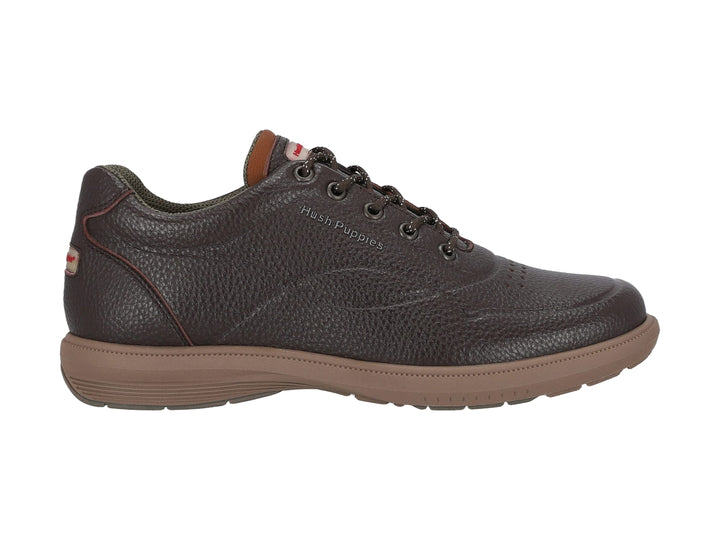 Zapato casual Hush Puppies de color marrón con textura de cuero y cordones.