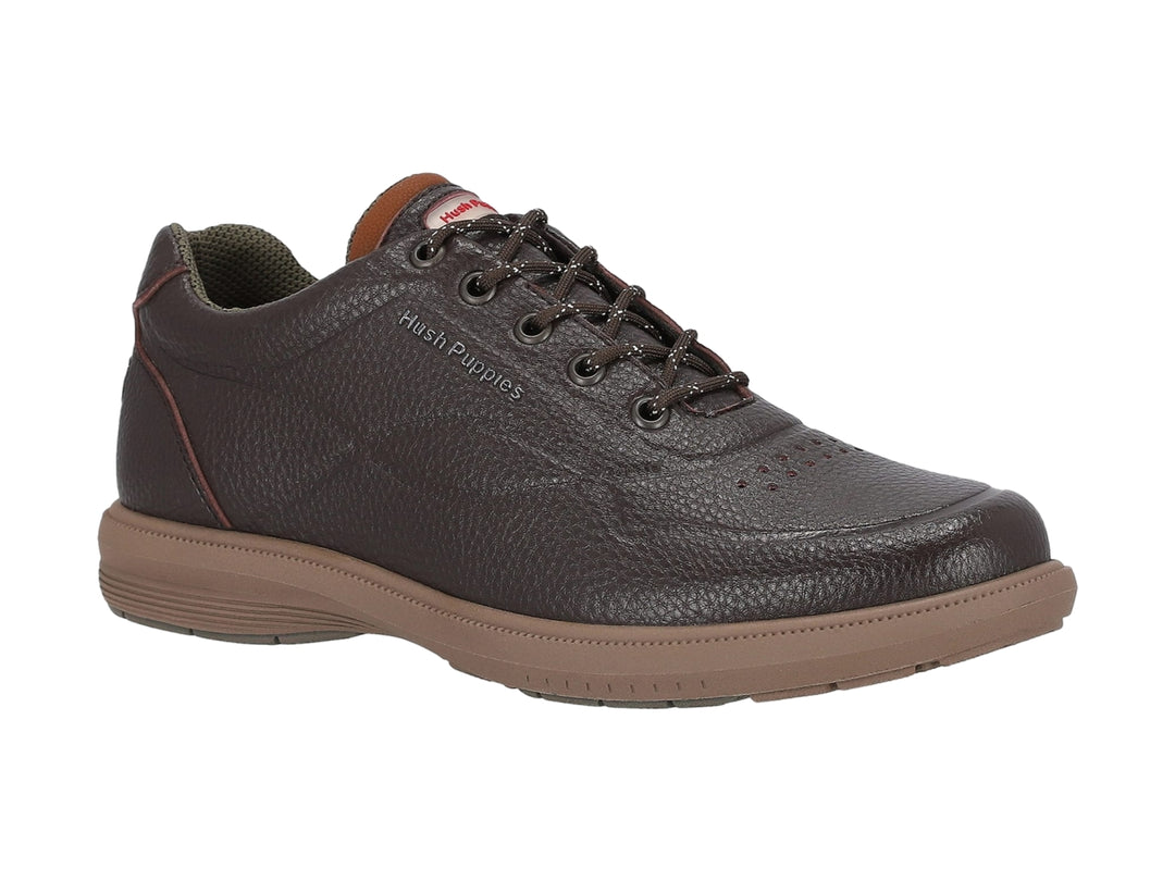 Zapato casual Hush Puppies de color marrón con textura de cuero y cordones.
