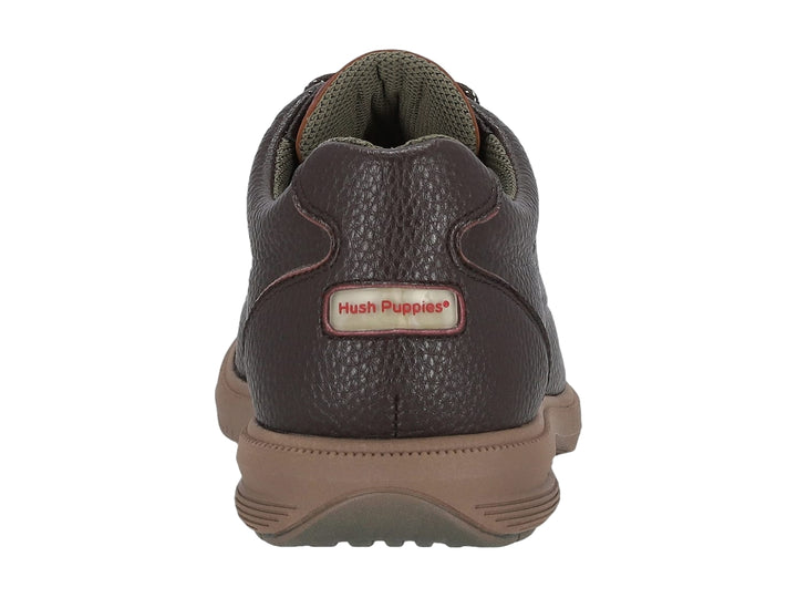 Zapato casual Hush Puppies de color marrón con textura de cuero y cordones.