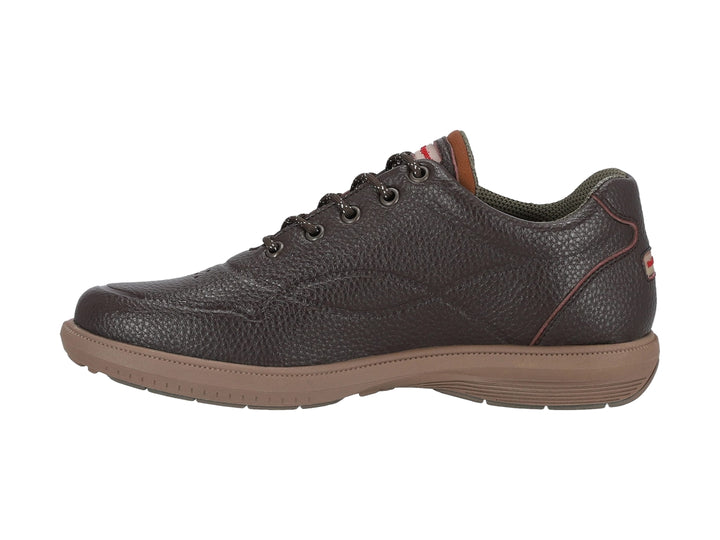 Zapato casual Hush Puppies de color marrón con textura de cuero y cordones.