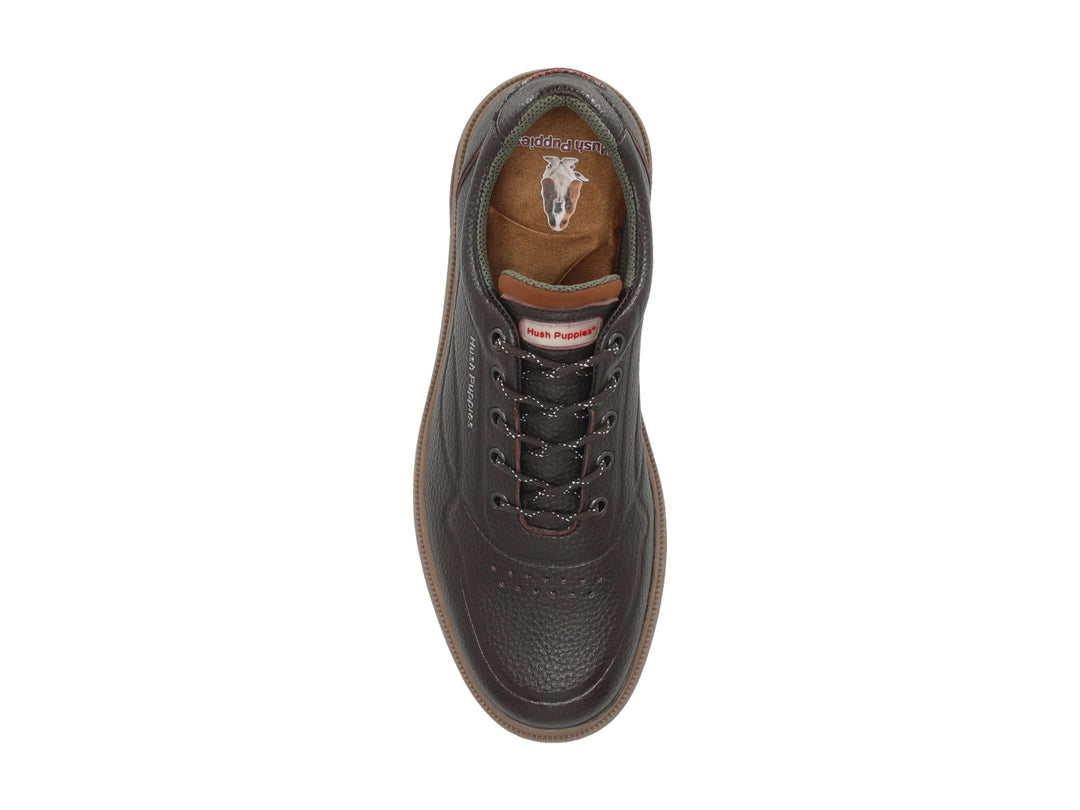 Zapato casual Hush Puppies de color marrón con textura de cuero y cordones.