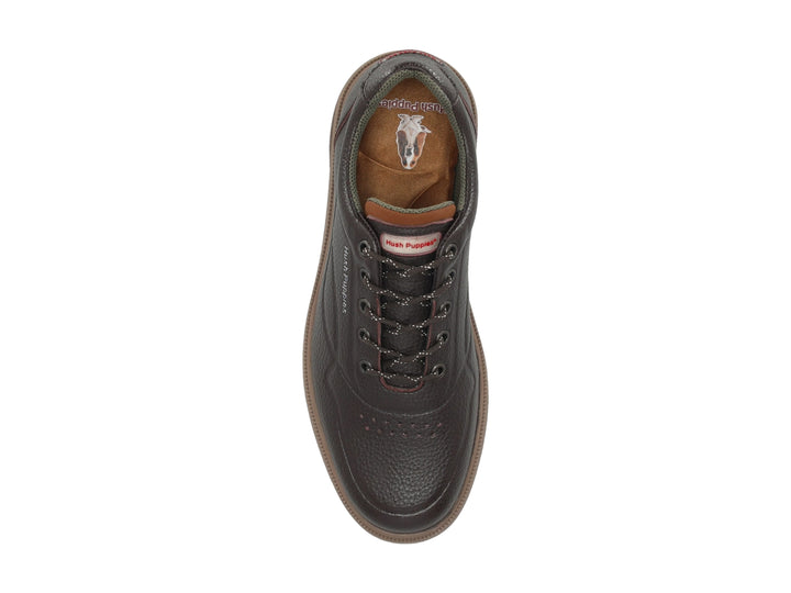 Zapato casual Hush Puppies de color marrón con textura de cuero y cordones.