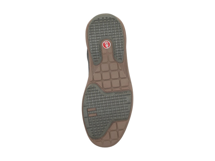 Zapato casual Hush Puppies de color marrón con textura de cuero y cordones.