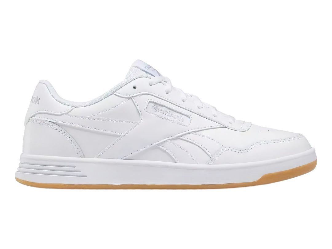 Tenis Reebok Court Advance en color blanco con suela de goma color miel.