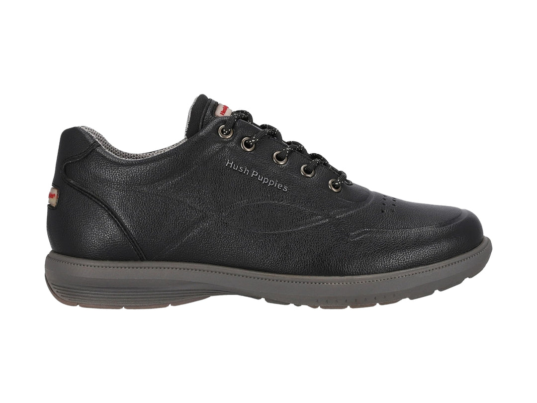 Zapato casual negro de la marca Hush Puppies con suela gris y cierre de agujetas.