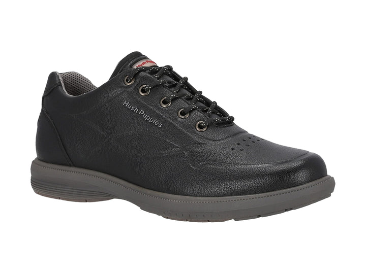Zapato casual negro de la marca Hush Puppies con suela gris y cierre de agujetas.